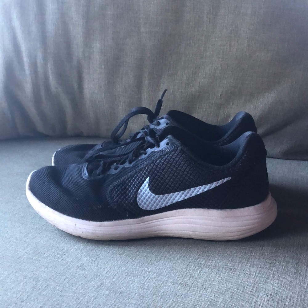 Nike 8.5 revolution 3